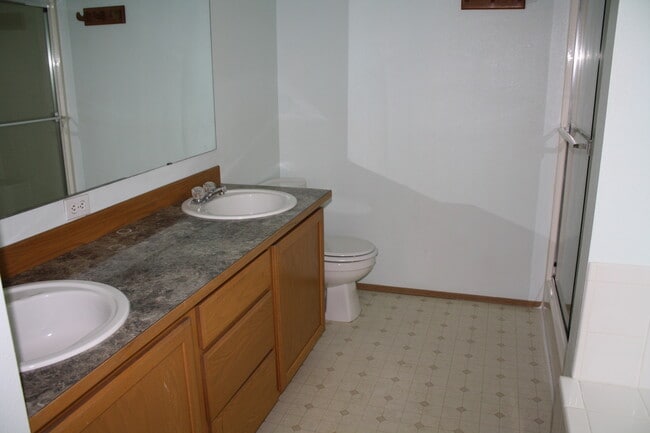 Building Photo - Spacious Split Entry