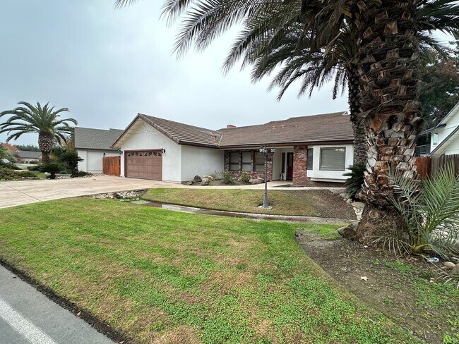 Foto del edificio - Spacious NW 2 story home locate in The Lakes available soon!