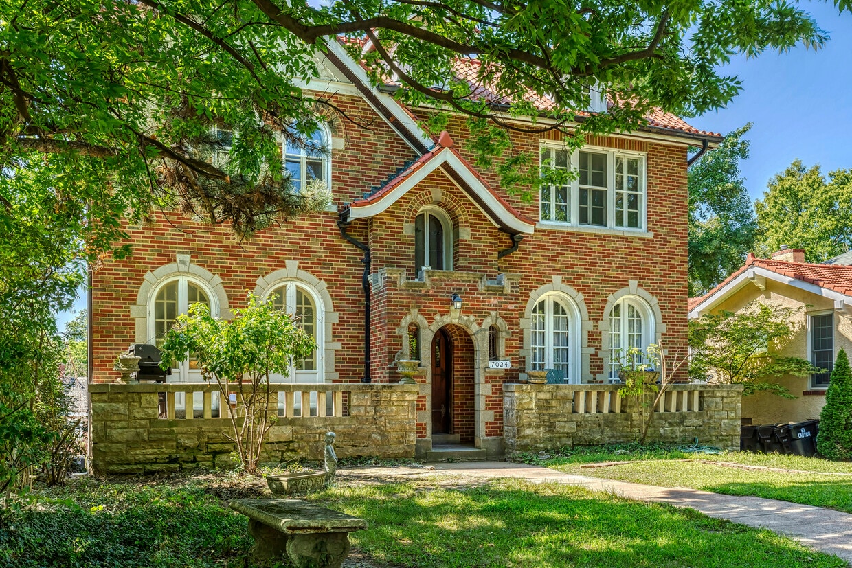 7024 Forsyth Blvd Unit 1W, Saint Louis, MO 63105 Apartments in Saint