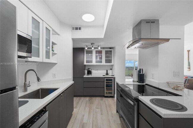 Building Photo - 300 Bayview Dr