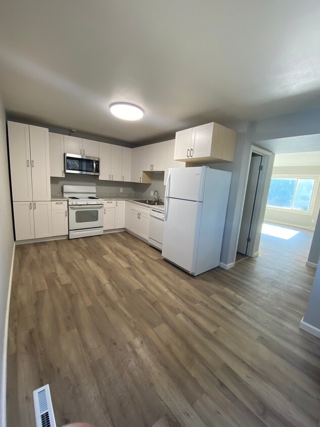 153 W Park Ln, Waterloo, IA 50701 Townhome Rentals in Waterloo IA