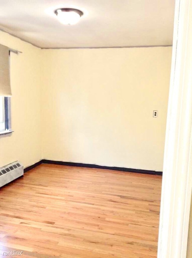 Building Photo - 3 br, 1 bath Apartment - 2818 Astoria Blvd