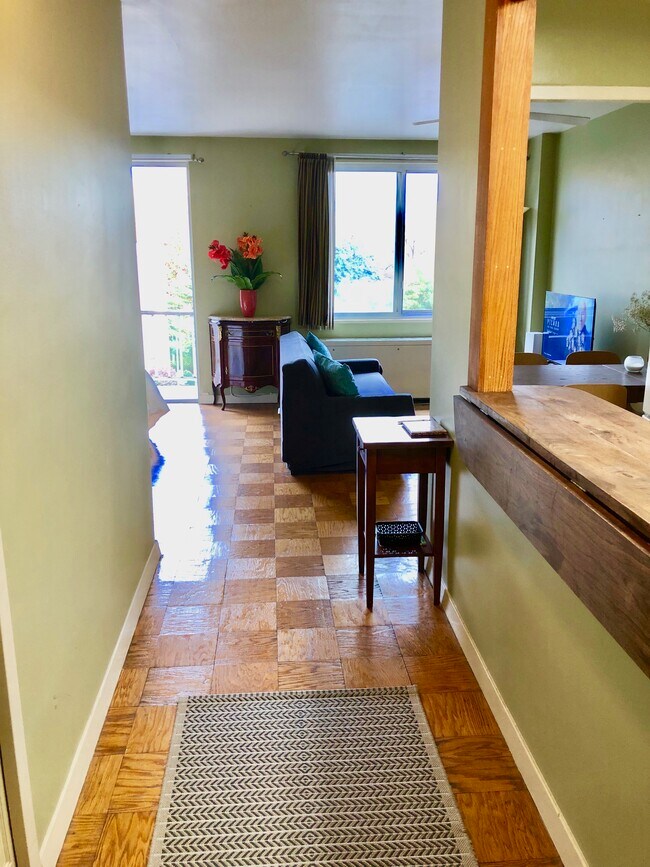 Entrada al estudio, cocina tipo galera - 2829 Connecticut Ave NW