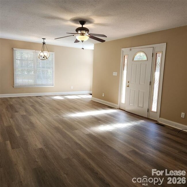 Foto del edificio - 208 Chuckwood Rd