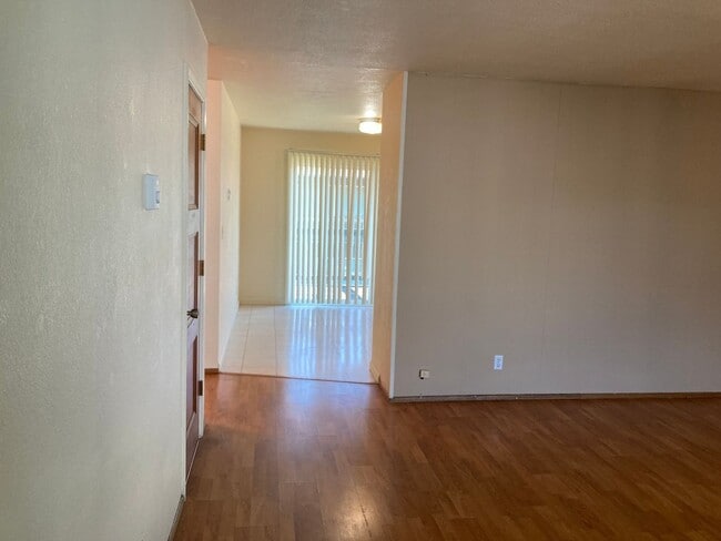 (WLO 13) Cozy 2 Bedroom, 1 Bath Just a Sto... - (WLO 13) Cozy 2 Bedroom, 1 Bath Just a Sto... Apartment