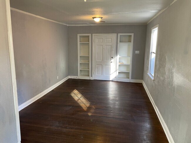 Building Photo - 3 Bed, 1 Bath, Central HVAC