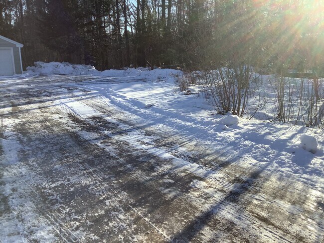 Ample Parking - 4 Sequoia Dr