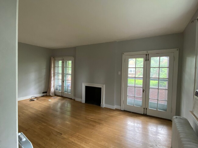 Building Photo - 8/1 Fantastic Location. Fenced Yard. 4 bed...