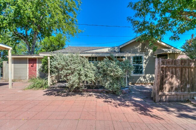 Building Photo - 2-Bedroom Home Ideal For Roommates!!
