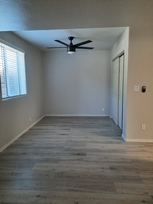 Foto del edificio - 1258 N Lois Dr