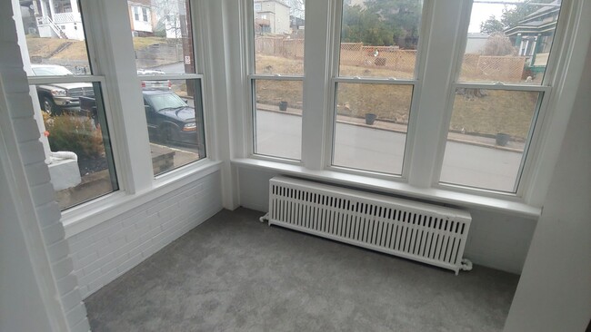 Building Photo - *Updated & Spacious 2BD/1BA First Floor apartment for rent in Mt. Washington*