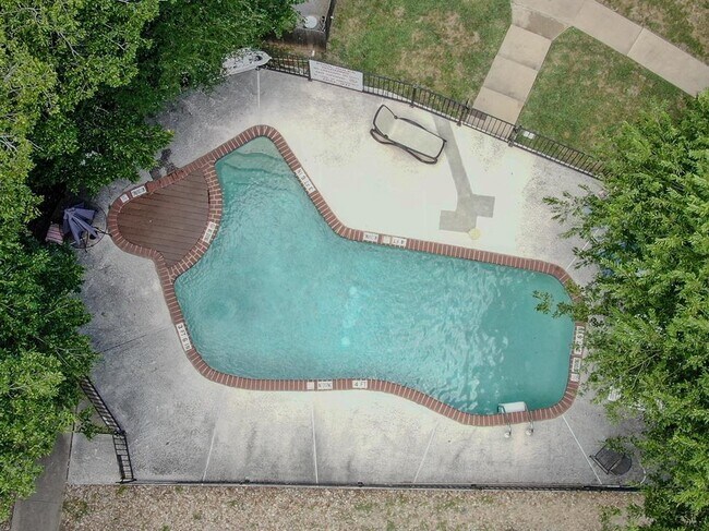 Foto del edificio - 2450 Wickersham Ln