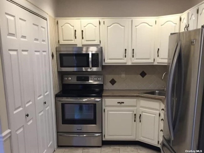 Building Photo - 47 Knolls Dr