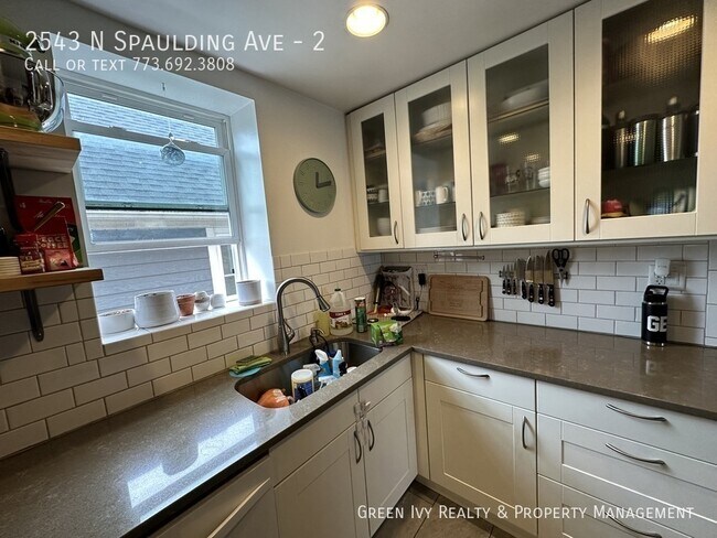 Foto del edificio - 2543 N Spaulding Ave