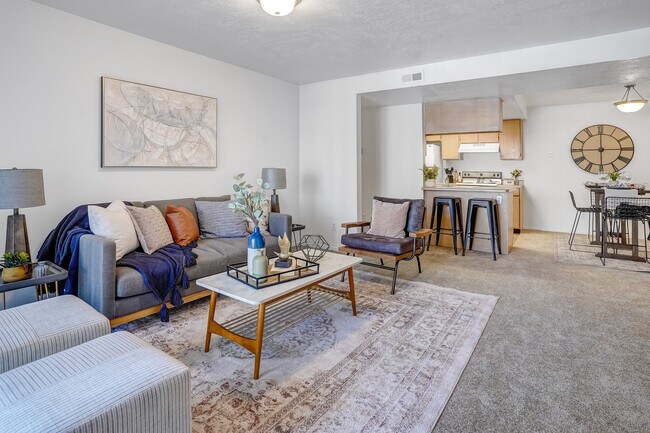 Sala de estar y comedor espaciosos y abiertos - Triton Heights