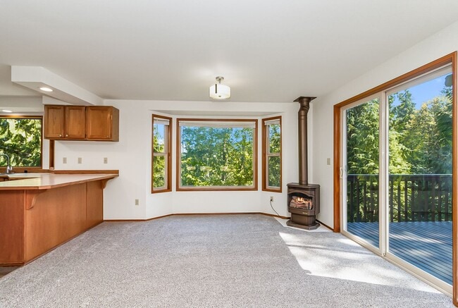 Building Photo - Home on Acreage with Mountain views