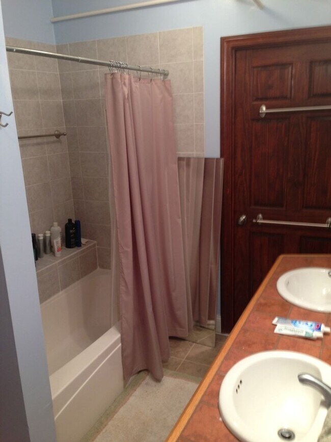 Building Photo - 3Br/1Bth, Laundry onsite.