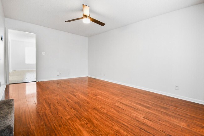 Building Photo - Pet Friendly Three Bedroom!
