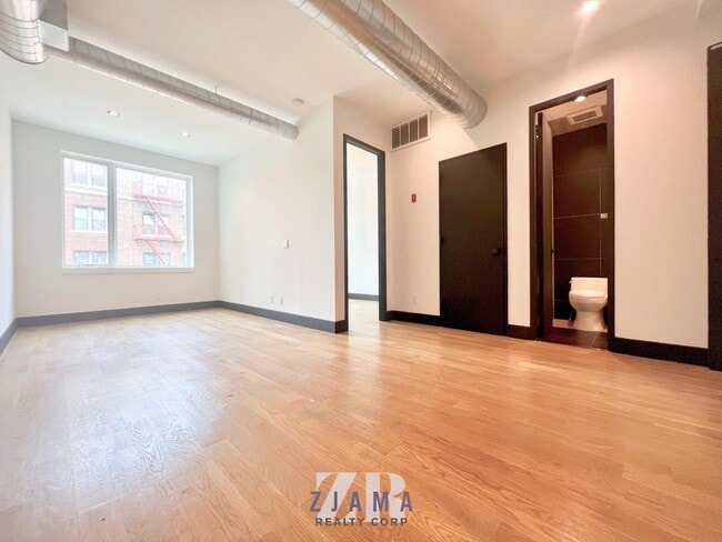 Building Photo - 244 Hawthorne St