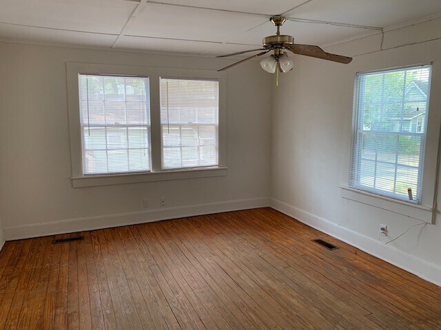 Building Photo - 1 Bedroom/1 Bath Bungalow Style Apartment