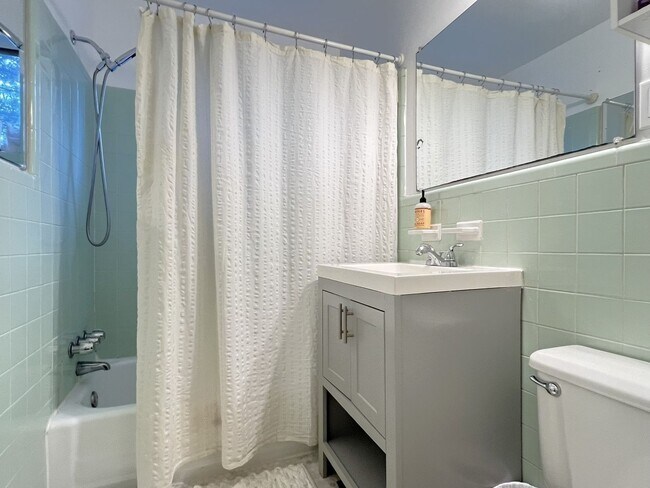 Foto del edificio - Renovated 1BR * Piedmont Park! ~ Steal of a Deal!