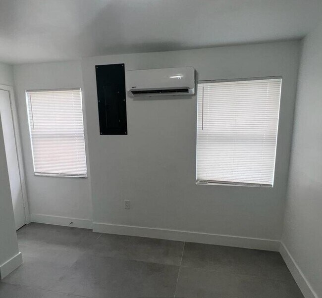 Foto del edificio - 4791 Elmhurst Rd