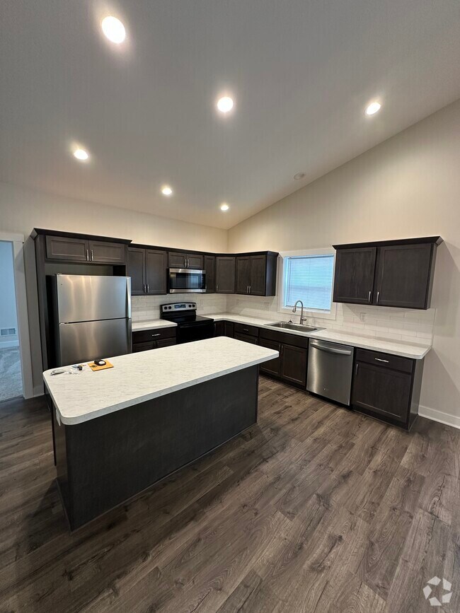 Building Photo - 2455 Waterford Pointe Dr