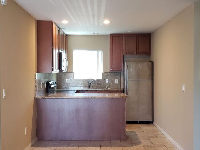 Building Photo - Must See Unit in Gated Community