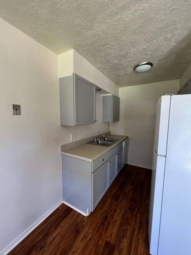Foto del edificio - Amber’s Apartments 1502 NW Kingsbury #12