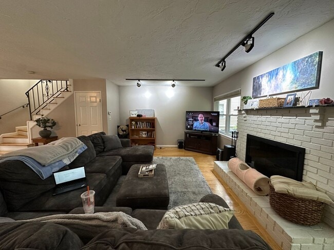 Foto del edificio - PRICE DROP + NO BROKER FEE....Townhouse, Central AC, 2 Parking Spots