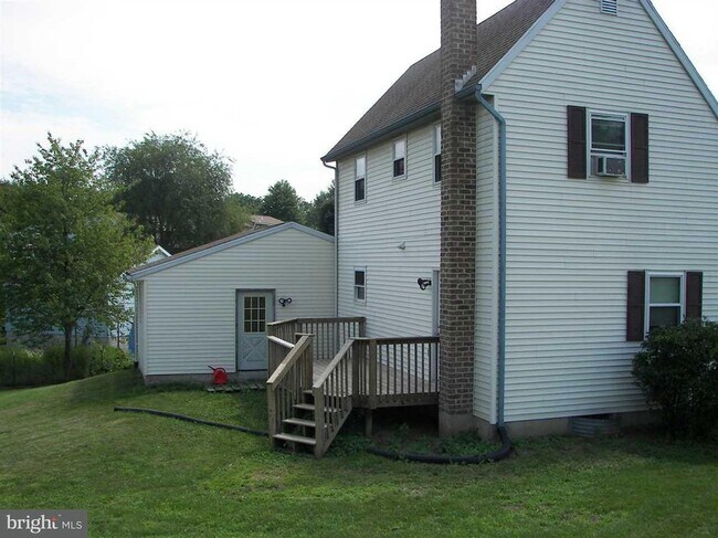 Back yard & deck - 3770 Equestrian Ct