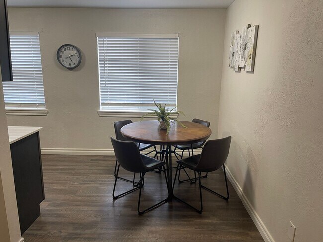 Foto del edificio - Charming 1-Bed, 1-Bath Apartment steps from the Plaza District