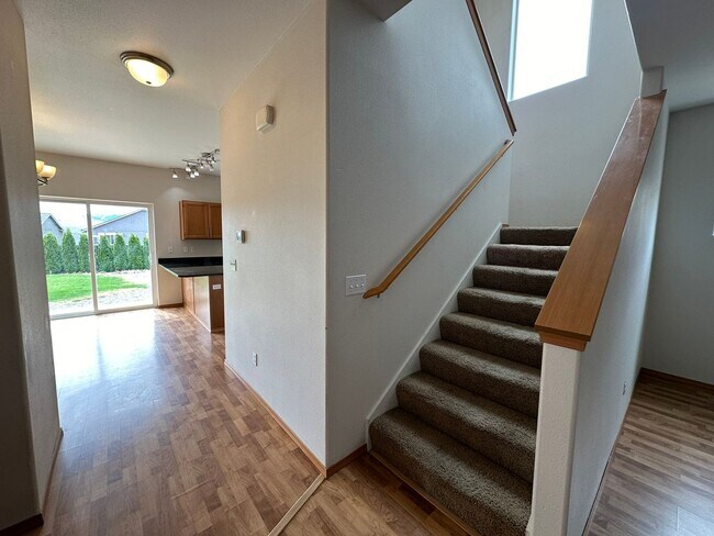 Building Photo - 3 Bed, 2.5 Bath + BONUS Room with HUGE Mas...