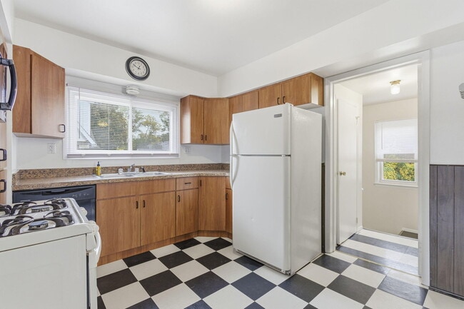 Building Photo - 314 W Muir Ave