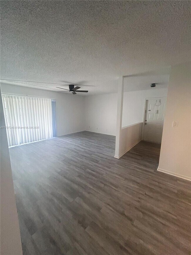 Foto del edificio - 454 N Laurel Dr