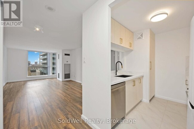 Building Photo - 1055 Bay St.