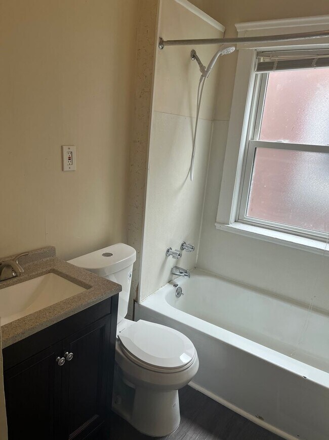 Building Photo - Remodeled 2 bedroom apartment