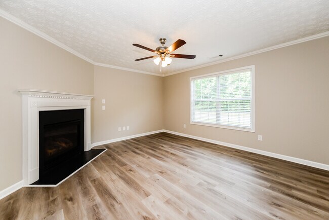 Building Photo - 700 Castlebrooke Dr SE