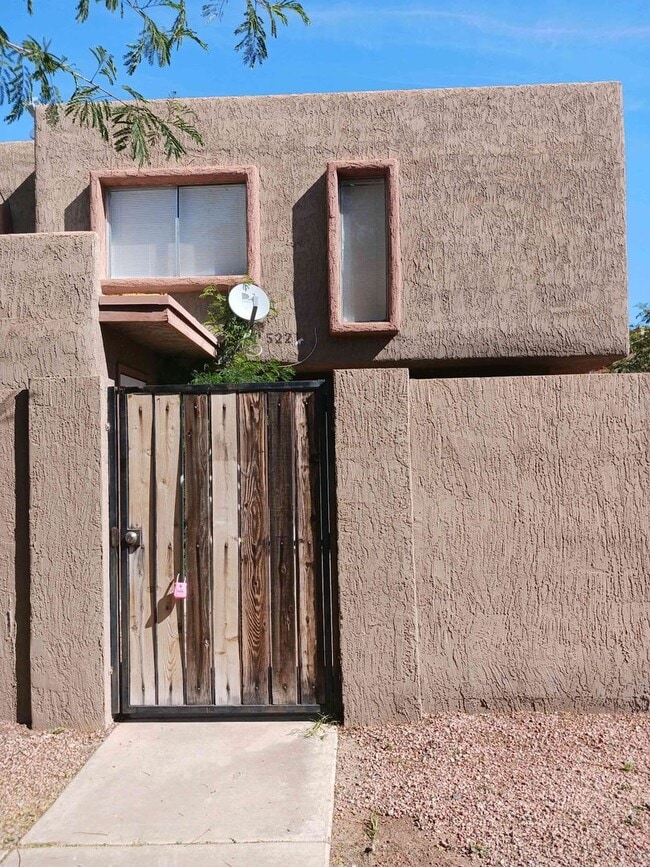 Building Photo - 5221 W Lynwood St