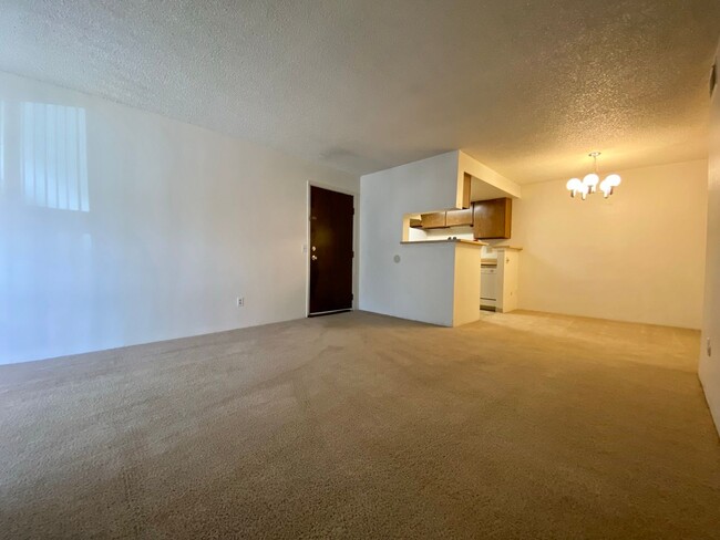 Building Photo - Charming 1 Bed 1 Bath Condo near Windsor L...