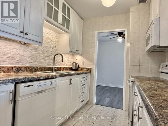 Building Photo - 3025 Queen Frederica Dr