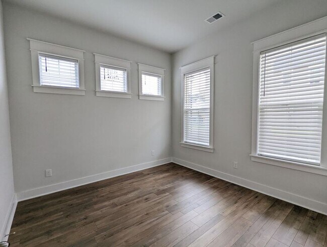 Foto del edificio - Beautiful 4 Bedroom Home Located on John's...