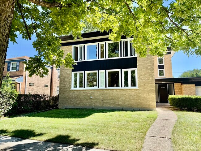Foto del edificio - 9033 Ewing Ave