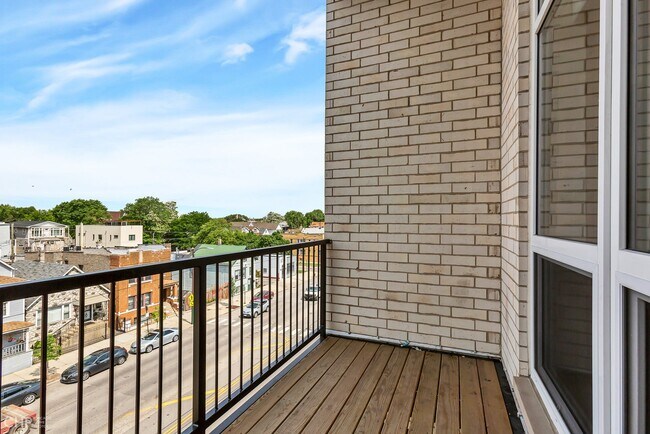 Foto del edificio - 2443 N Western Ave