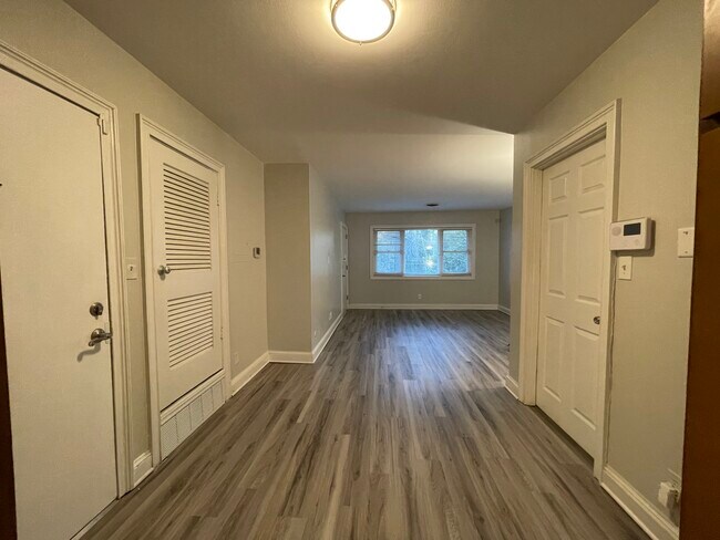 SALA DE ESTAR - 3668 Kingsboro Rd NE