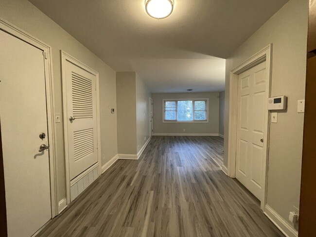 LIVINGROOM - 3668 Kingsboro Rd NE