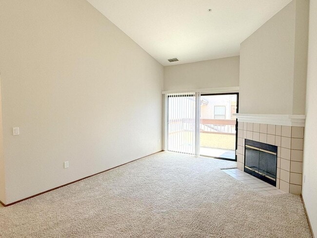 Building Photo - BRIGHT TOP FLOOR 2 BEDROOM CONDO ! Vaulted...