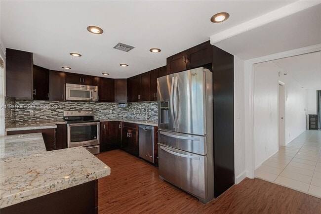 Photo - 625 Oaks Dr Apartment