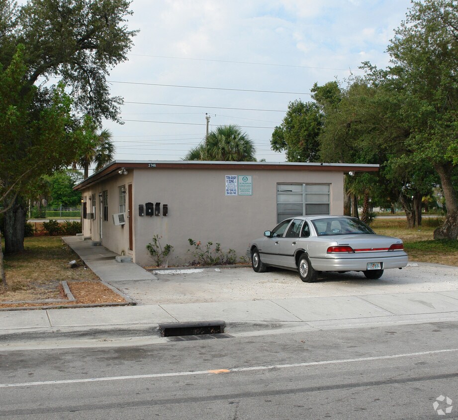 Building Photo - 2746 NW 6th Ct