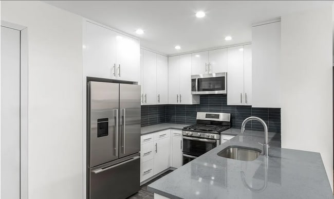 Building Photo - 74 Adelphi St